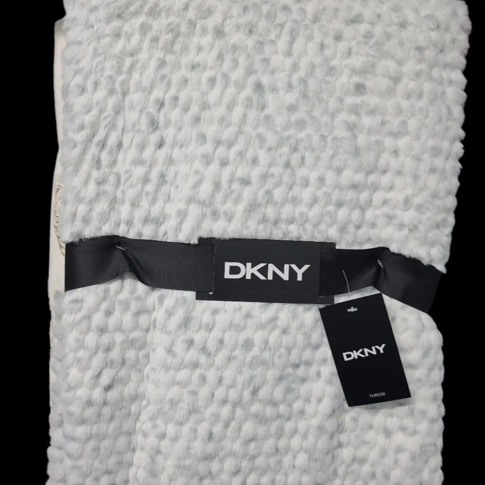 DKNY Luxe White Gray Faux Fur Snow Leopard Throw Blanket Ultra Soft NEW 50